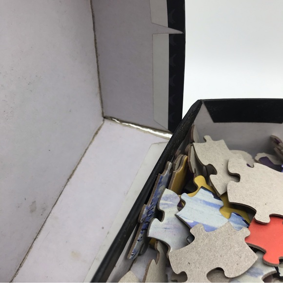 Round Eagle 2018 Hasbro Jigsaw Puzzle Game Toy Colorful Bird 300 PC 20 inch - Picture 4 of 10